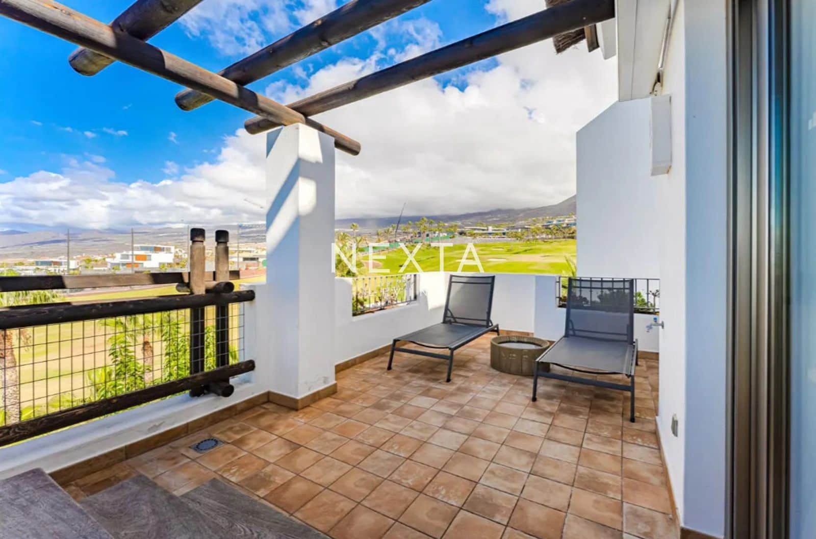 2 makuuhuone Asunto myytävänä paikassa Guia de Isora mukana uima-altaan 
autotalli - 1 149 000 € (Ref: 9685885)