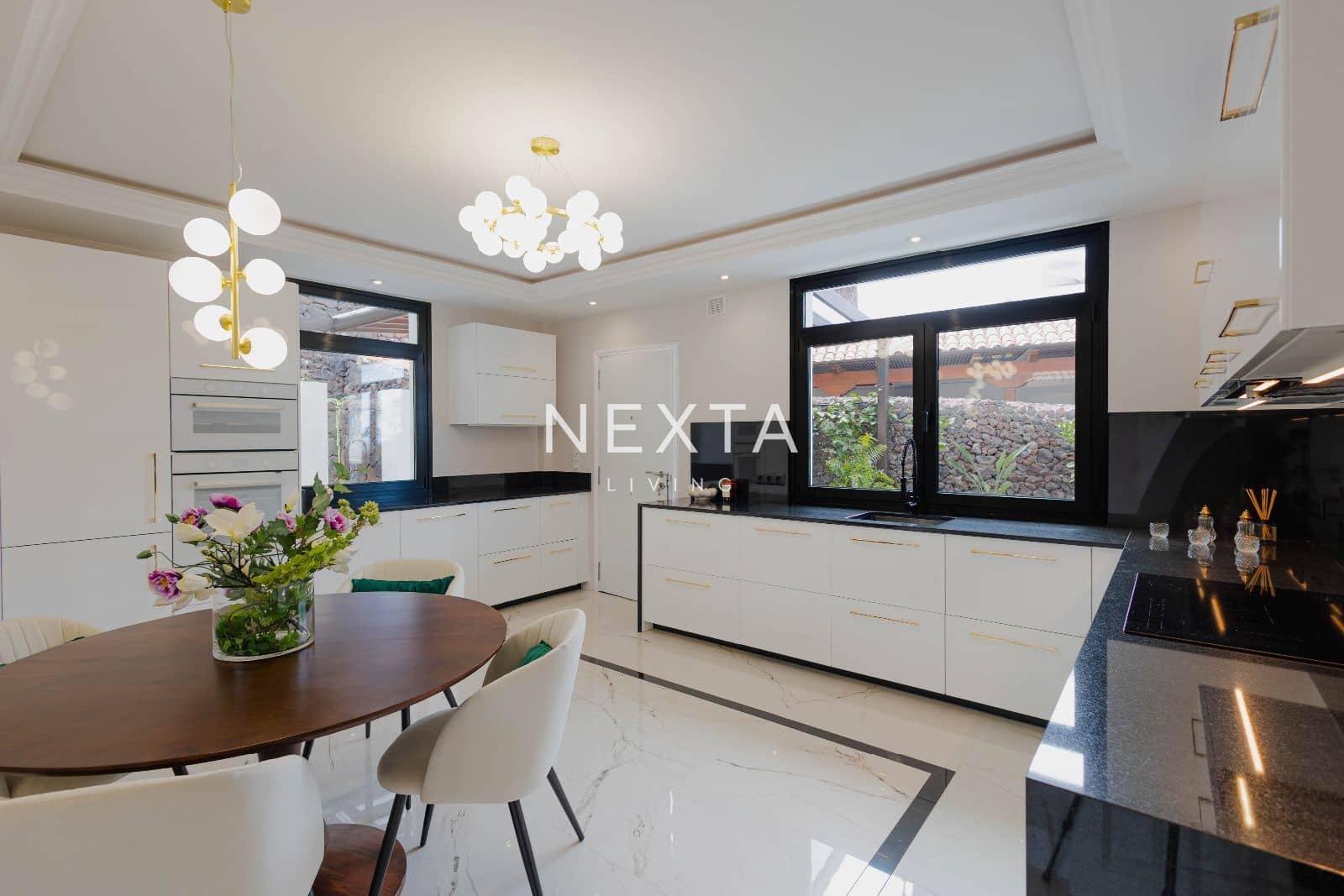 4 slaapkamer Villa te koop in Playa del Duque met zwembad garage - € 2.600.000 (Ref: 9696971)