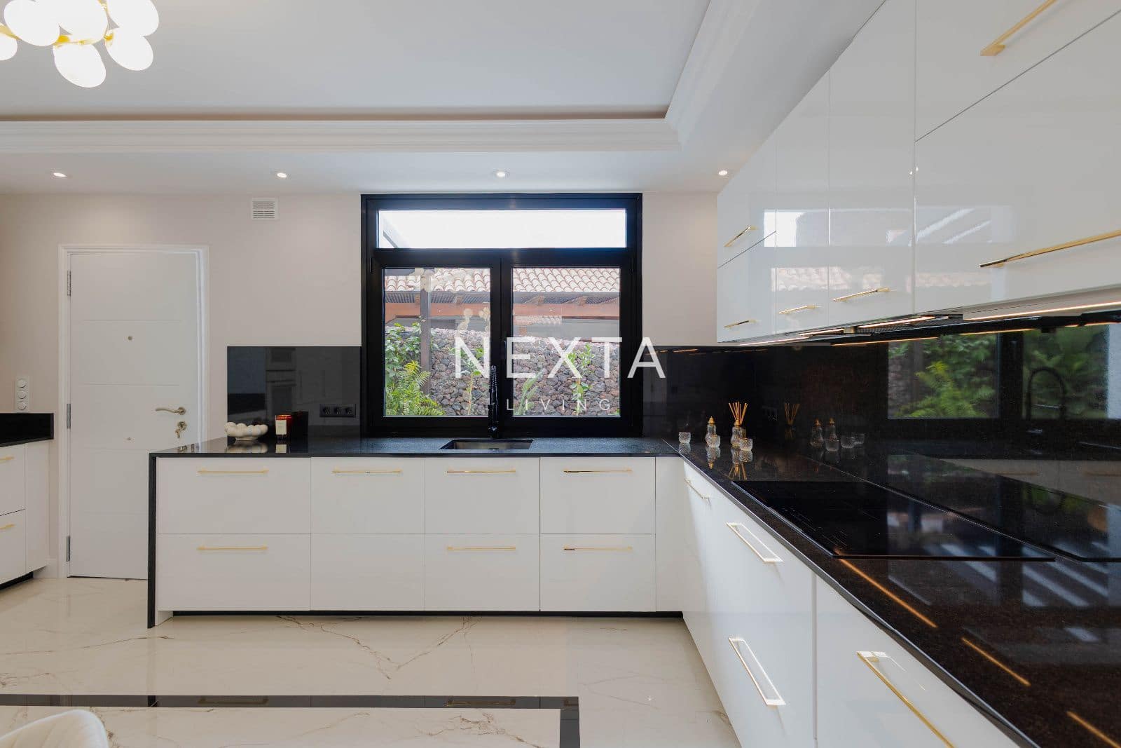 4 slaapkamer Villa te koop in Playa del Duque met zwembad garage - € 2.600.000 (Ref: 9696971)