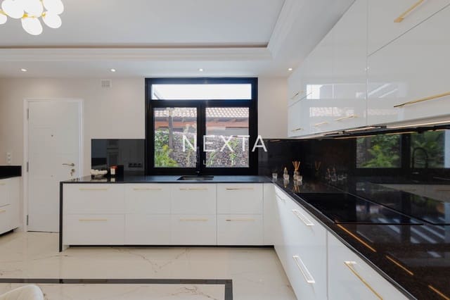 Chalet de 4 habitaciones en Playa del Duque, Adeje en venta con piscina garaje - 2.600.000 € (Ref: 9696971)