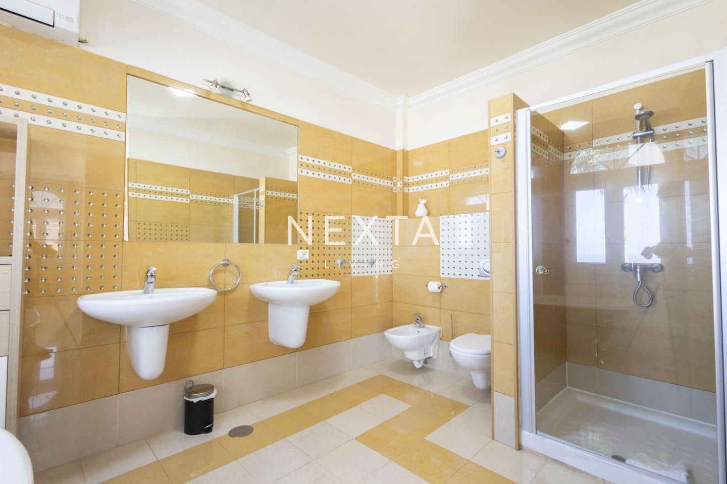 4 slaapkamer Villa te koop in Playa del Duque met zwembad garage - € 2.060.000 (Ref: 9697791)