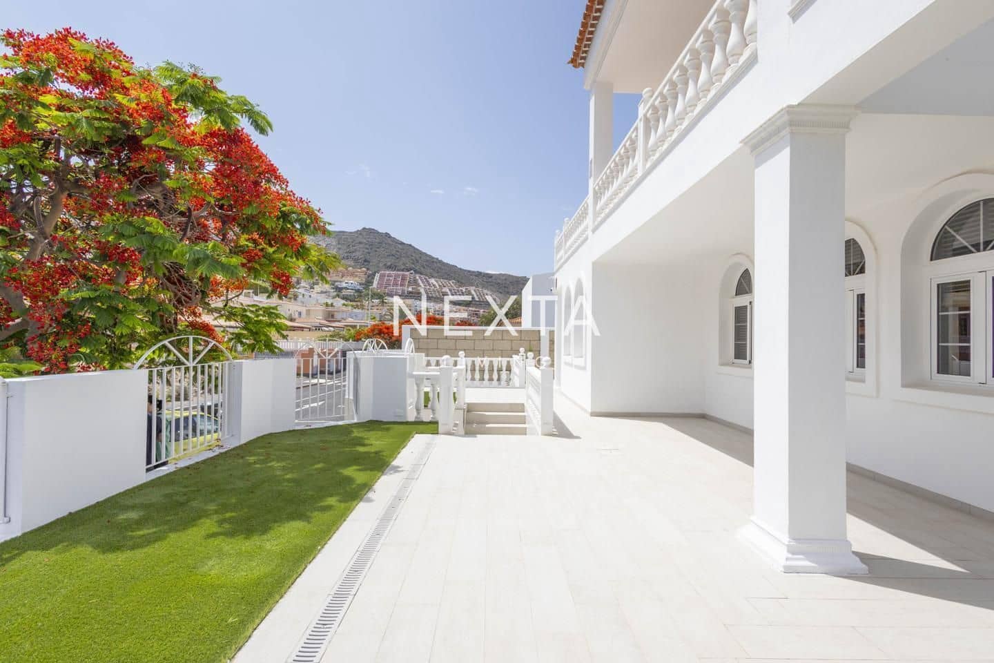 4 slaapkamer Villa te koop in Playa del Duque met zwembad garage - € 2.060.000 (Ref: 9697791)