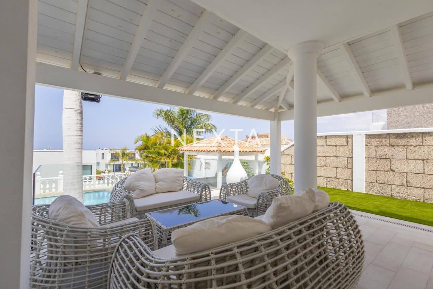 4 slaapkamer Villa te koop in Playa del Duque met zwembad garage - € 2.060.000 (Ref: 9697791)