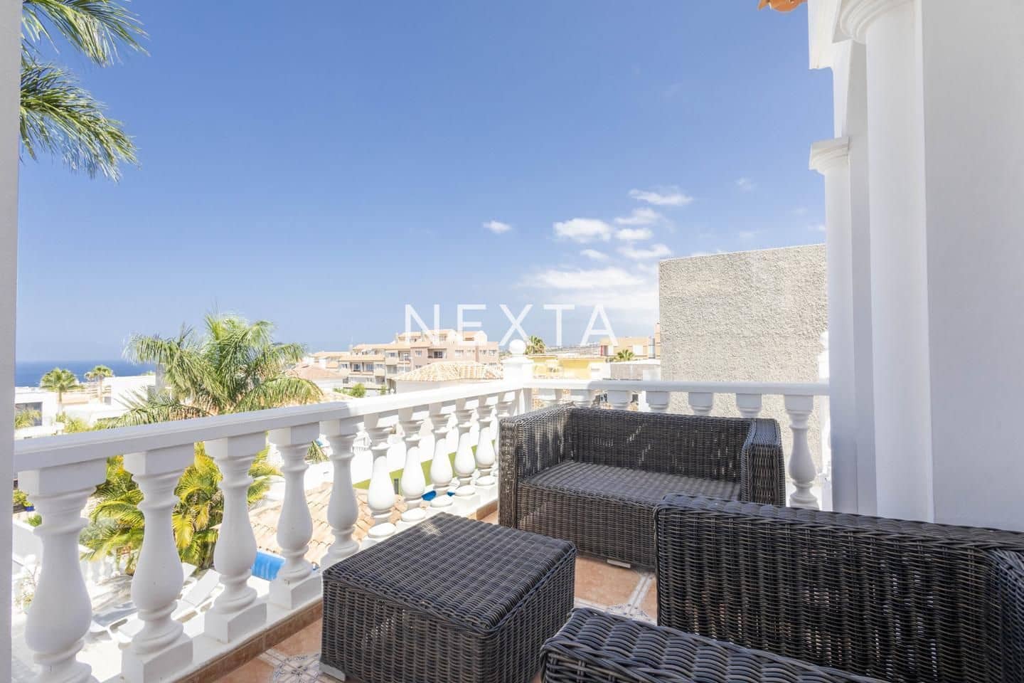 4 slaapkamer Villa te koop in Playa del Duque met zwembad garage - € 2.060.000 (Ref: 9697791)