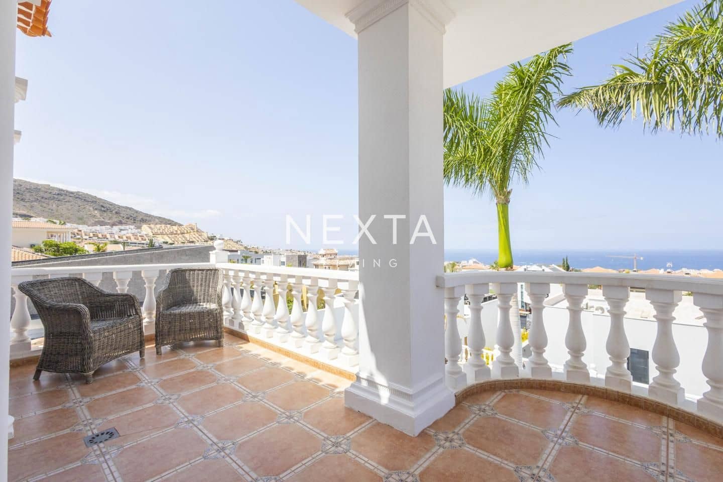 4 slaapkamer Villa te koop in Playa del Duque met zwembad garage - € 2.060.000 (Ref: 9697791)