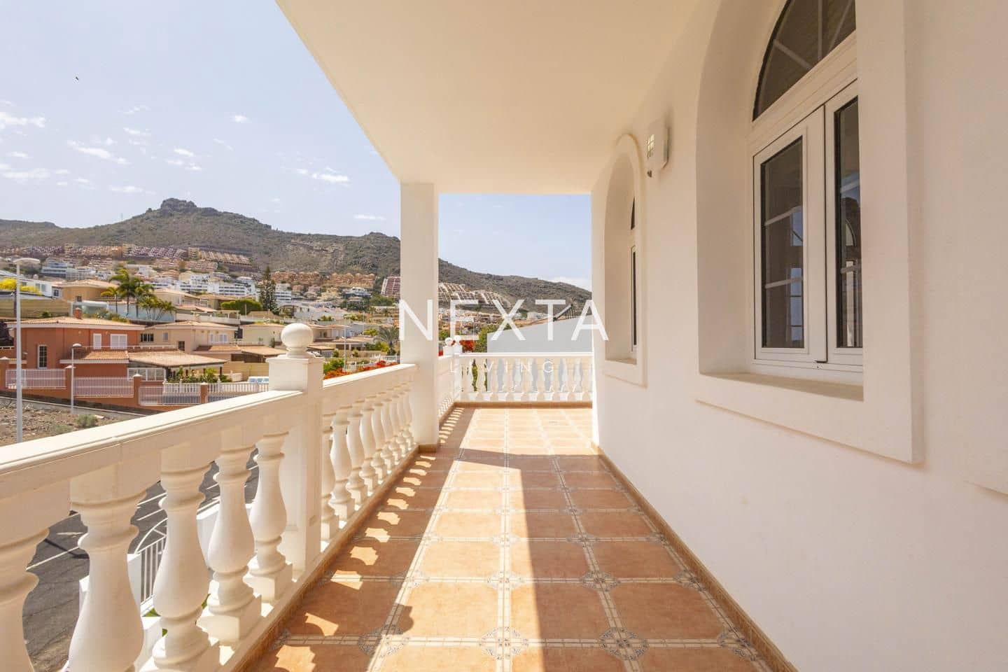 4 slaapkamer Villa te koop in Playa del Duque met zwembad garage - € 2.060.000 (Ref: 9697791)