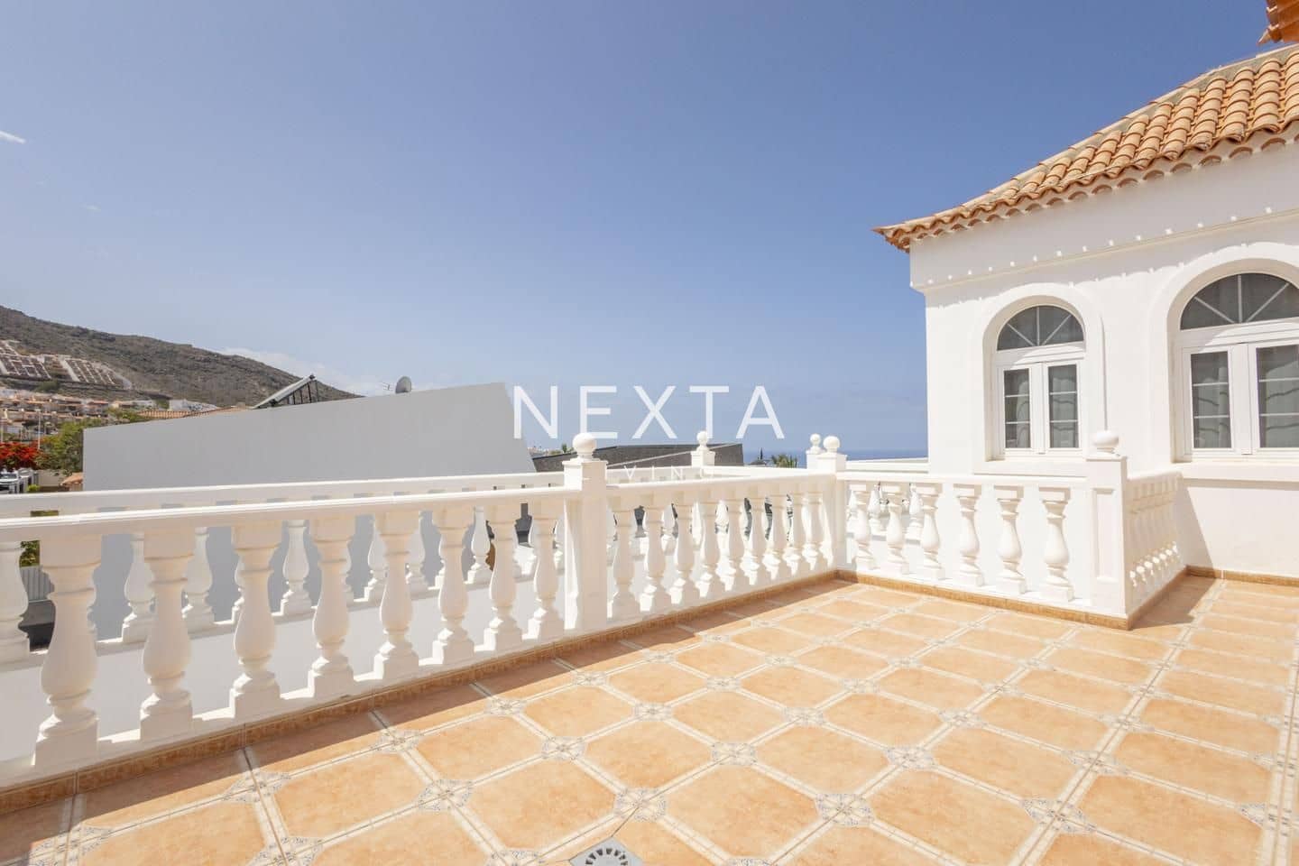 4 slaapkamer Villa te koop in Playa del Duque met zwembad garage - € 2.060.000 (Ref: 9697791)