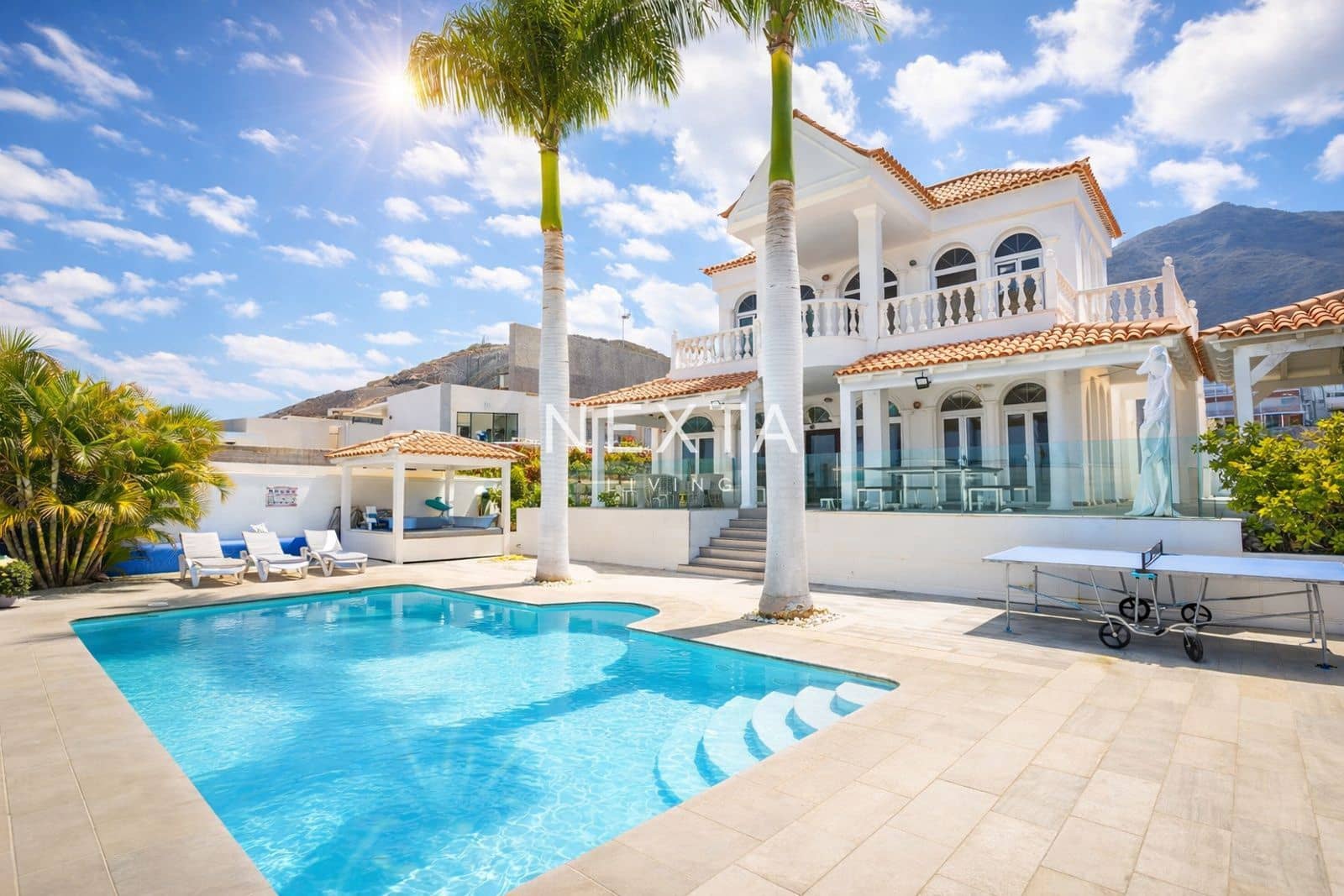 4 slaapkamer Villa te koop in Playa del Duque met zwembad garage - € 2.060.000 (Ref: 9697791)