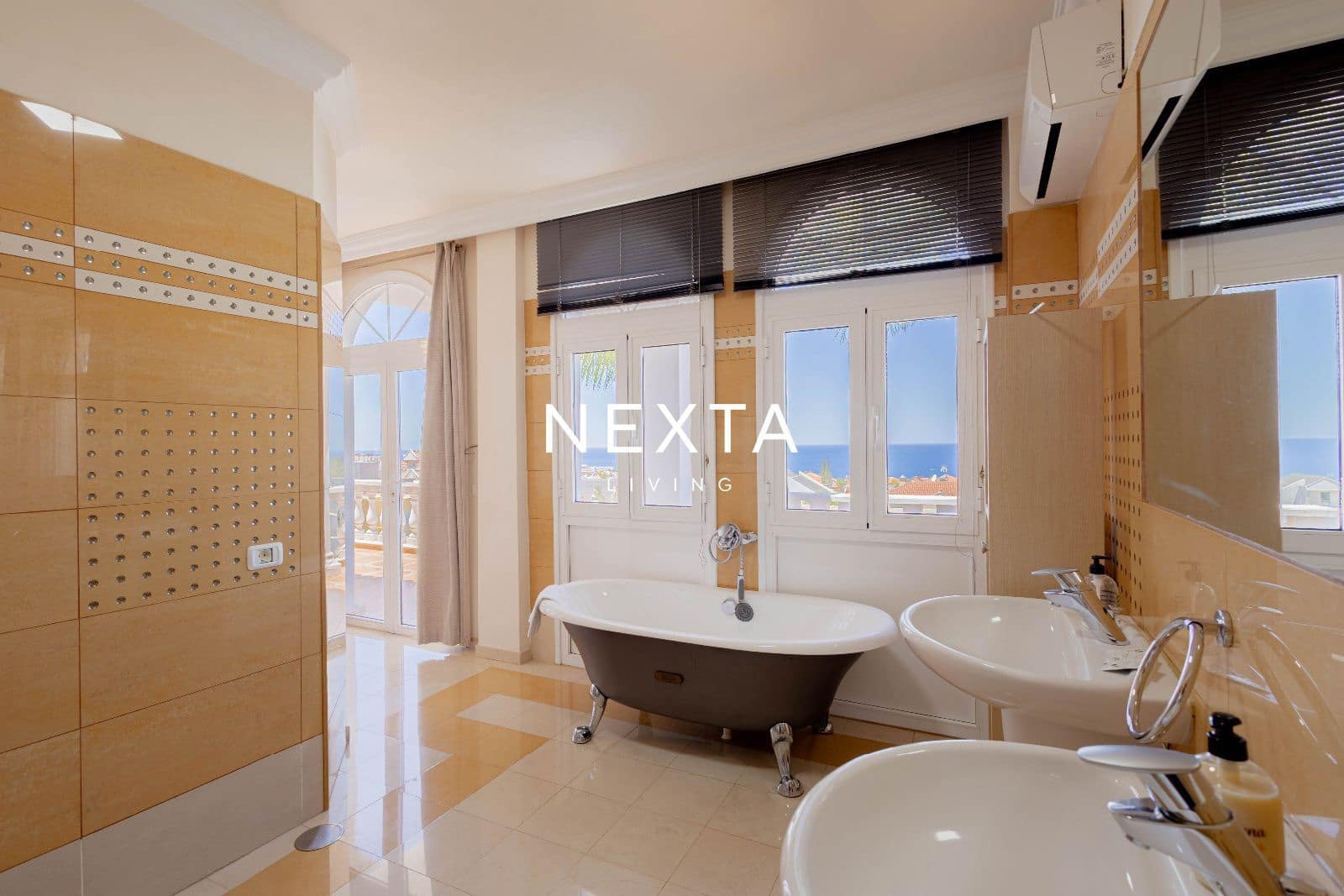 4 bedroom Villa for sale in Playa del Duque with pool garage - € 2,060,000 (Ref: 9697791)