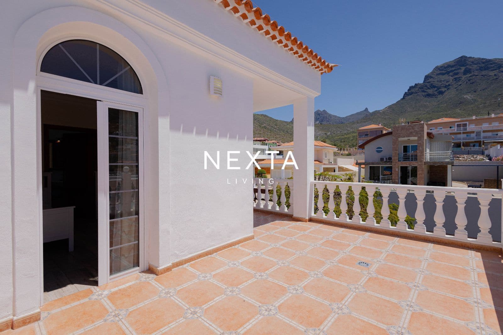 4 bedroom Villa for sale in Playa del Duque with pool garage - € 2,060,000 (Ref: 9697791)