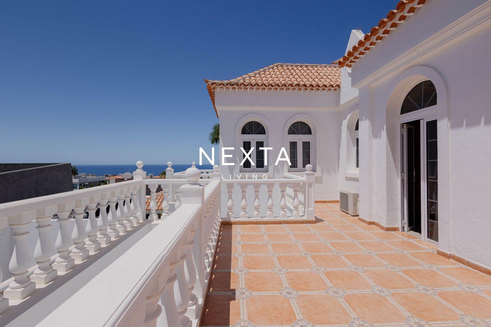 4 bedroom Villa for sale in Playa del Duque with pool garage - € 2,060,000 (Ref: 9697791)