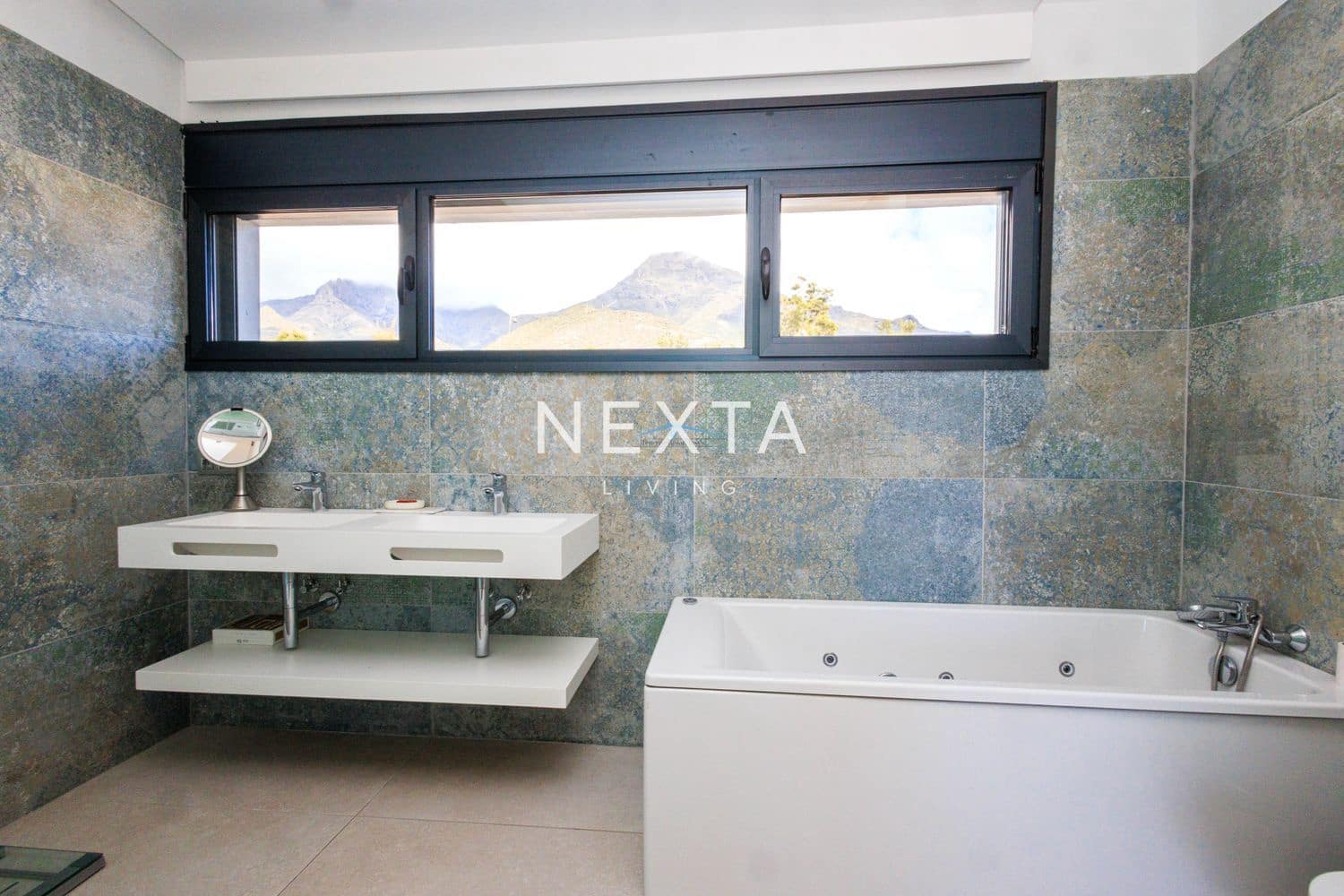 3 slaapkamer Villa te koop in Costa Adeje met zwembad garage - € 2.400.000 (Ref: 9709203)