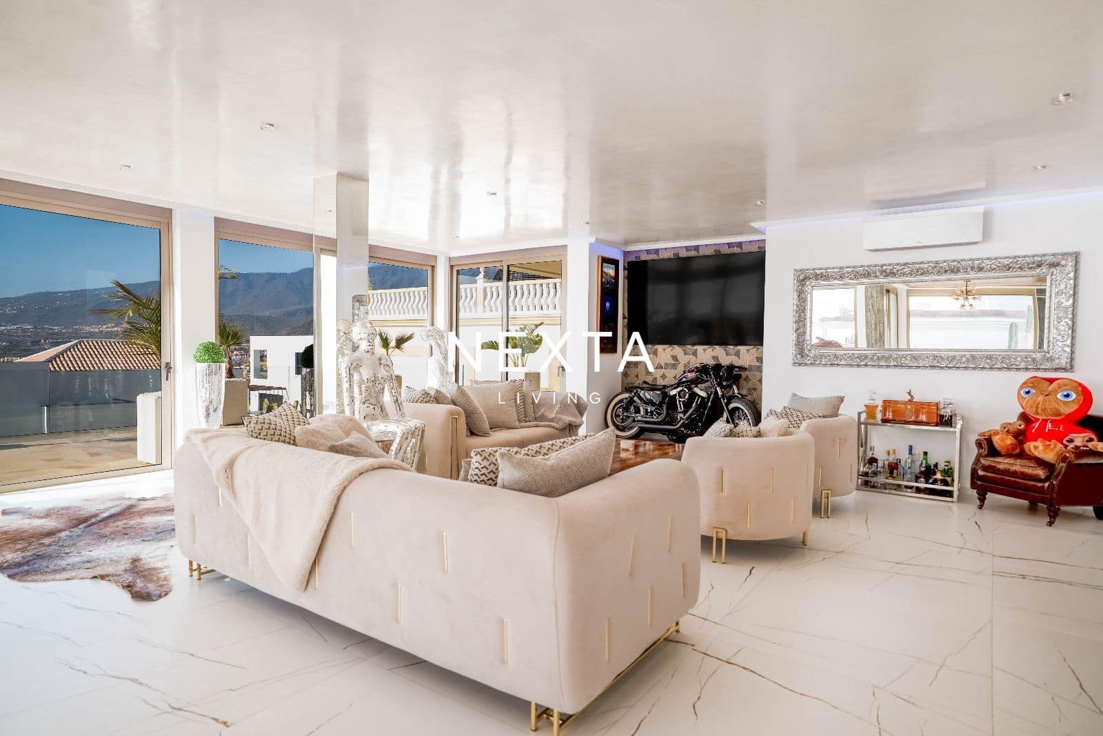 4 soverom Villa til salgs i Costa Adeje med svømmebasseng garasje - € 5 500 000 (Ref: 9786005)