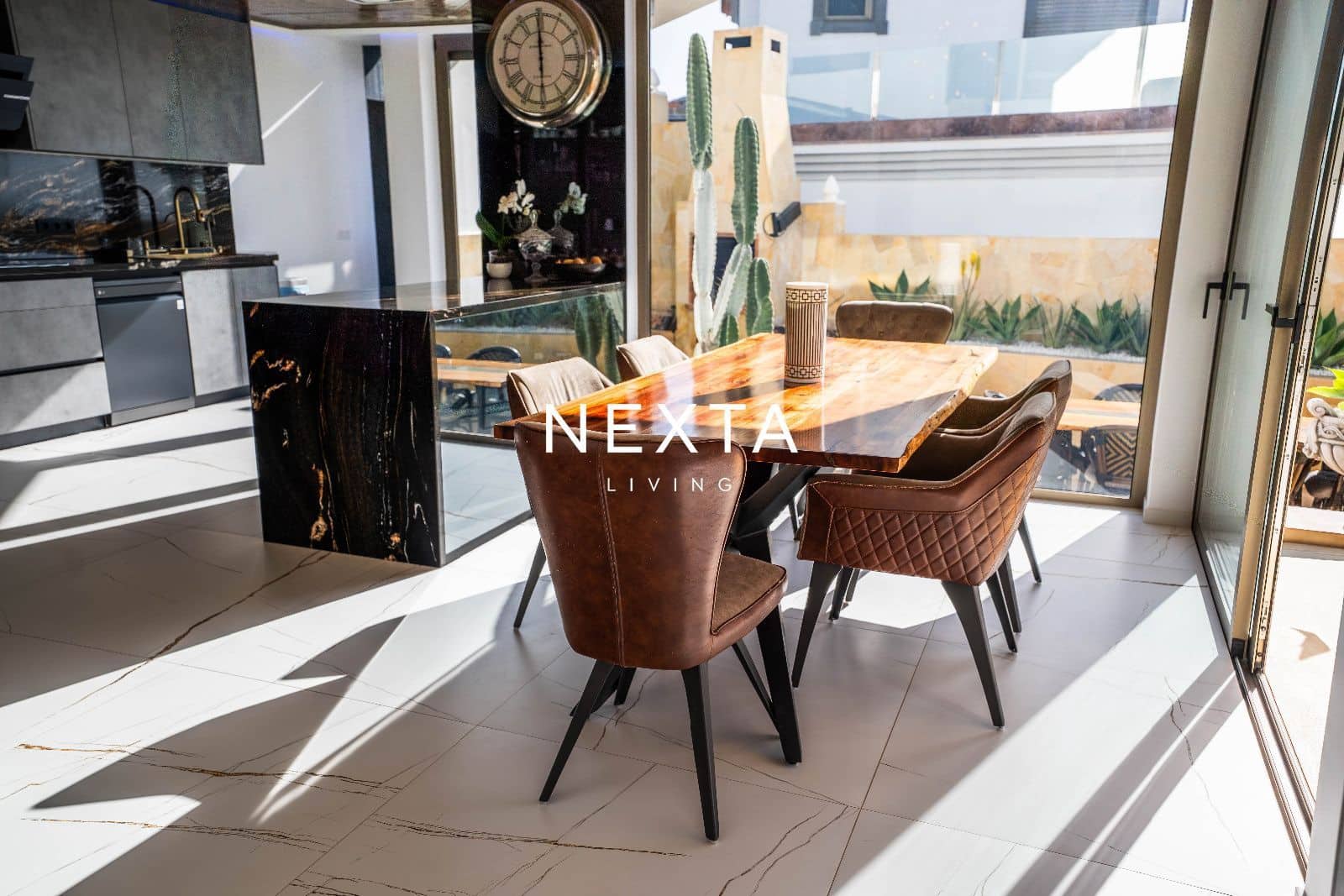 4 soverom Villa til salgs i Costa Adeje med svømmebasseng garasje - € 5 500 000 (Ref: 9786005)