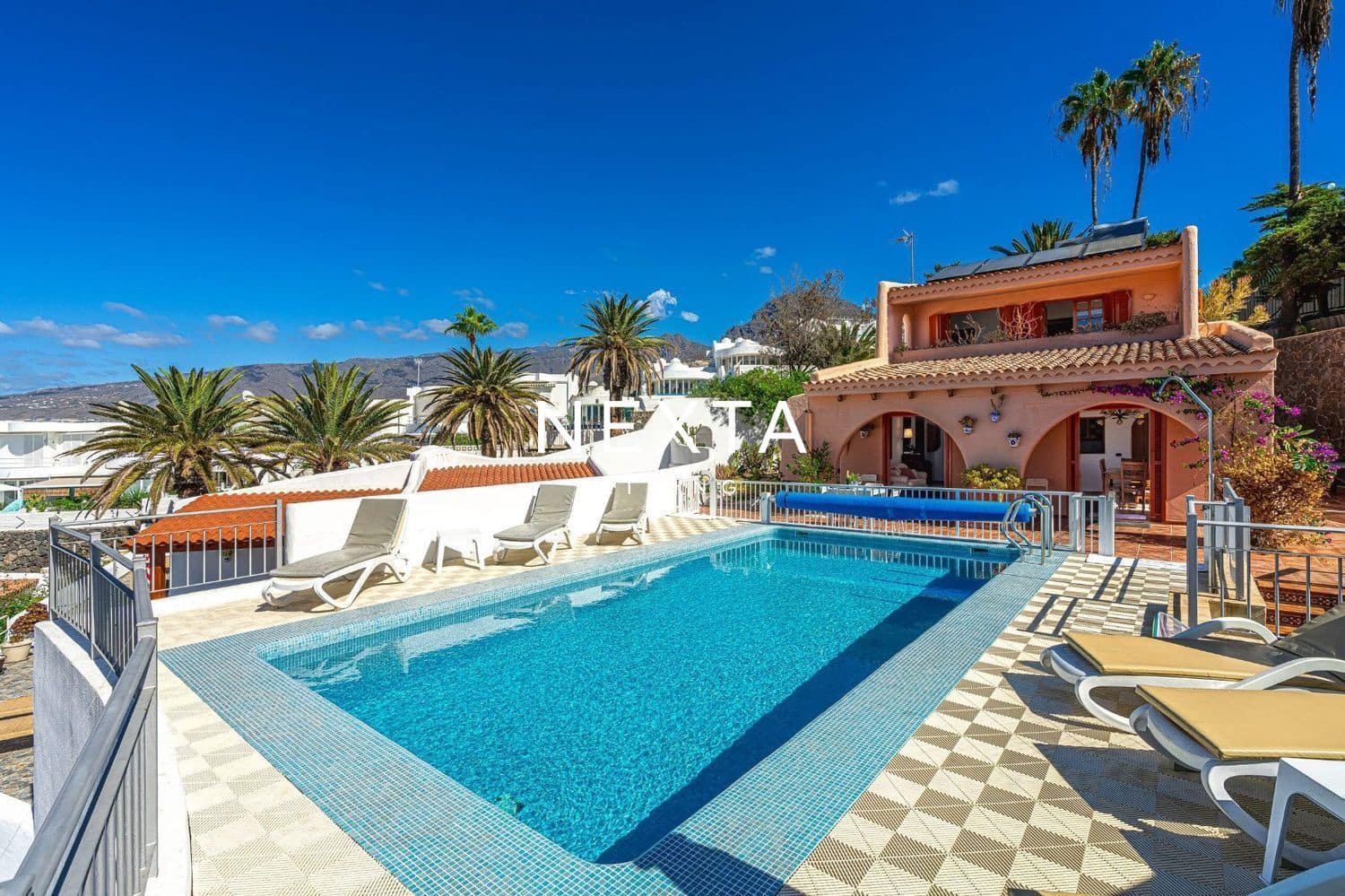 4 soverom Villa til salgs i Costa Adeje med svømmebasseng garasje - € 1 150 000 (Ref: 9786006)