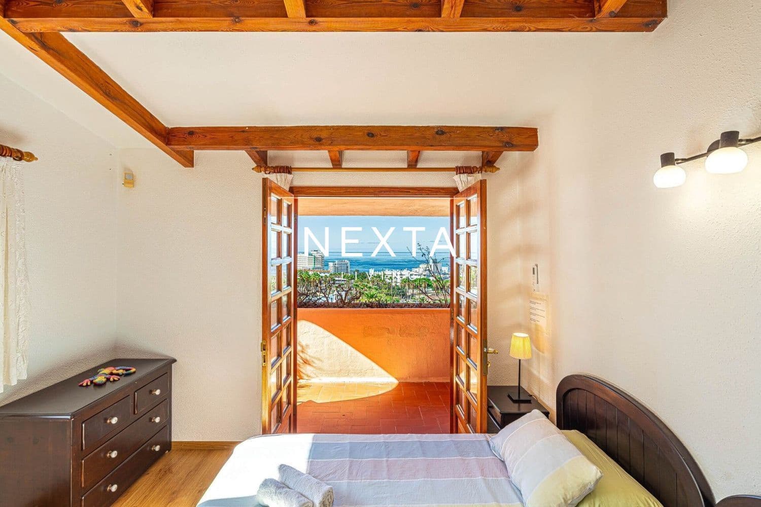 4 soverom Villa til salgs i Costa Adeje med svømmebasseng garasje - € 1 150 000 (Ref: 9786006)