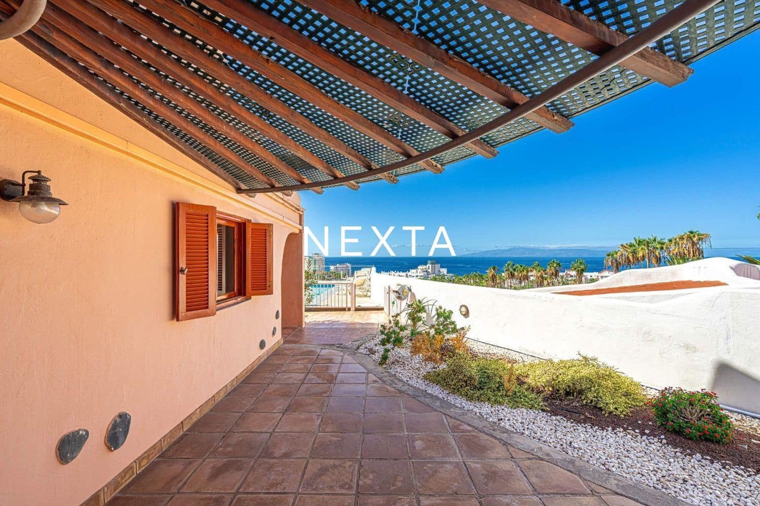 4 soverom Villa til salgs i Costa Adeje med svømmebasseng garasje - € 1 150 000 (Ref: 9786006)