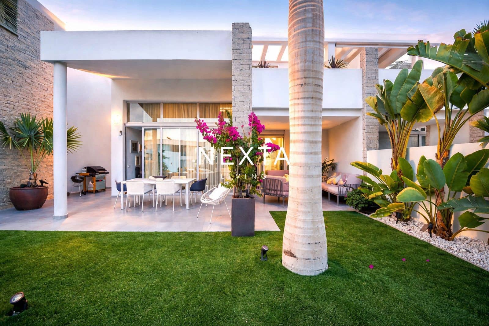 3 bedroom Villa for sale in Adeje with pool garage - € 1,690,000 (Ref: 9854713)