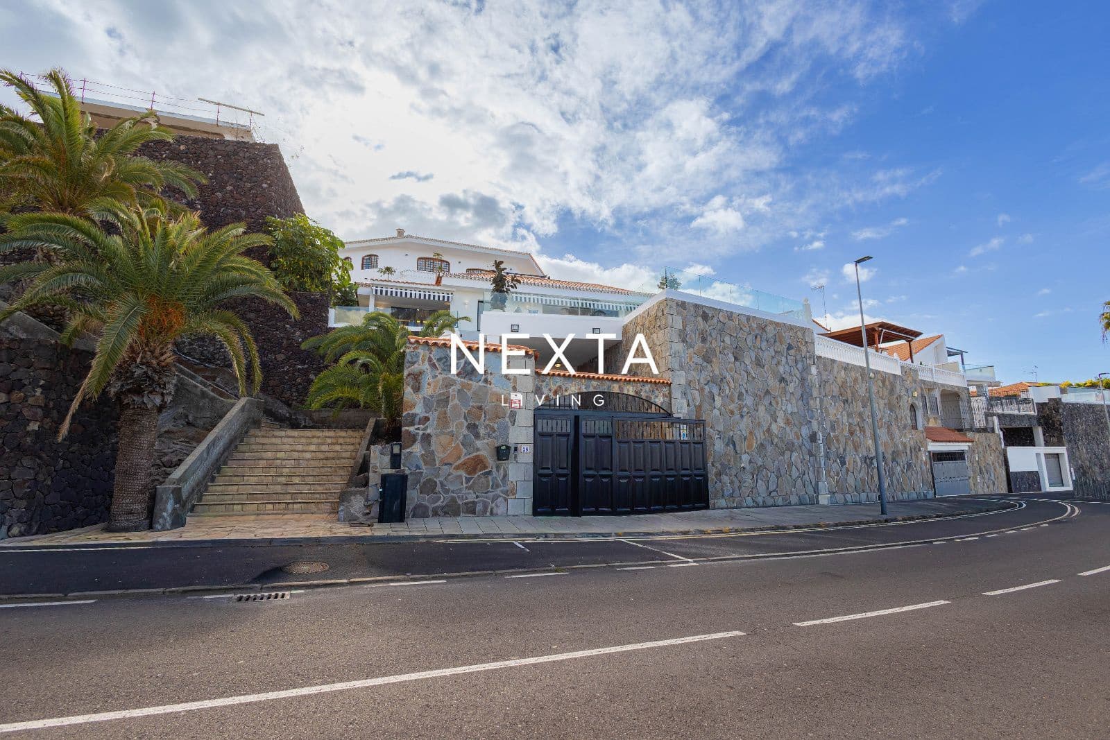 4 bedroom Villa for sale in Playa del Duque with pool garage - € 2,490,000 (Ref: 9854714)