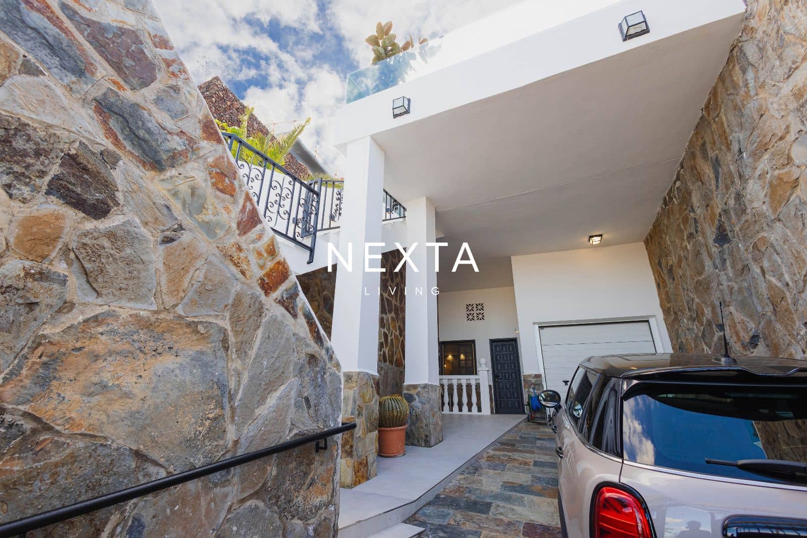 4 bedroom Villa for sale in Playa del Duque with pool garage - € 2,490,000 (Ref: 9854714)