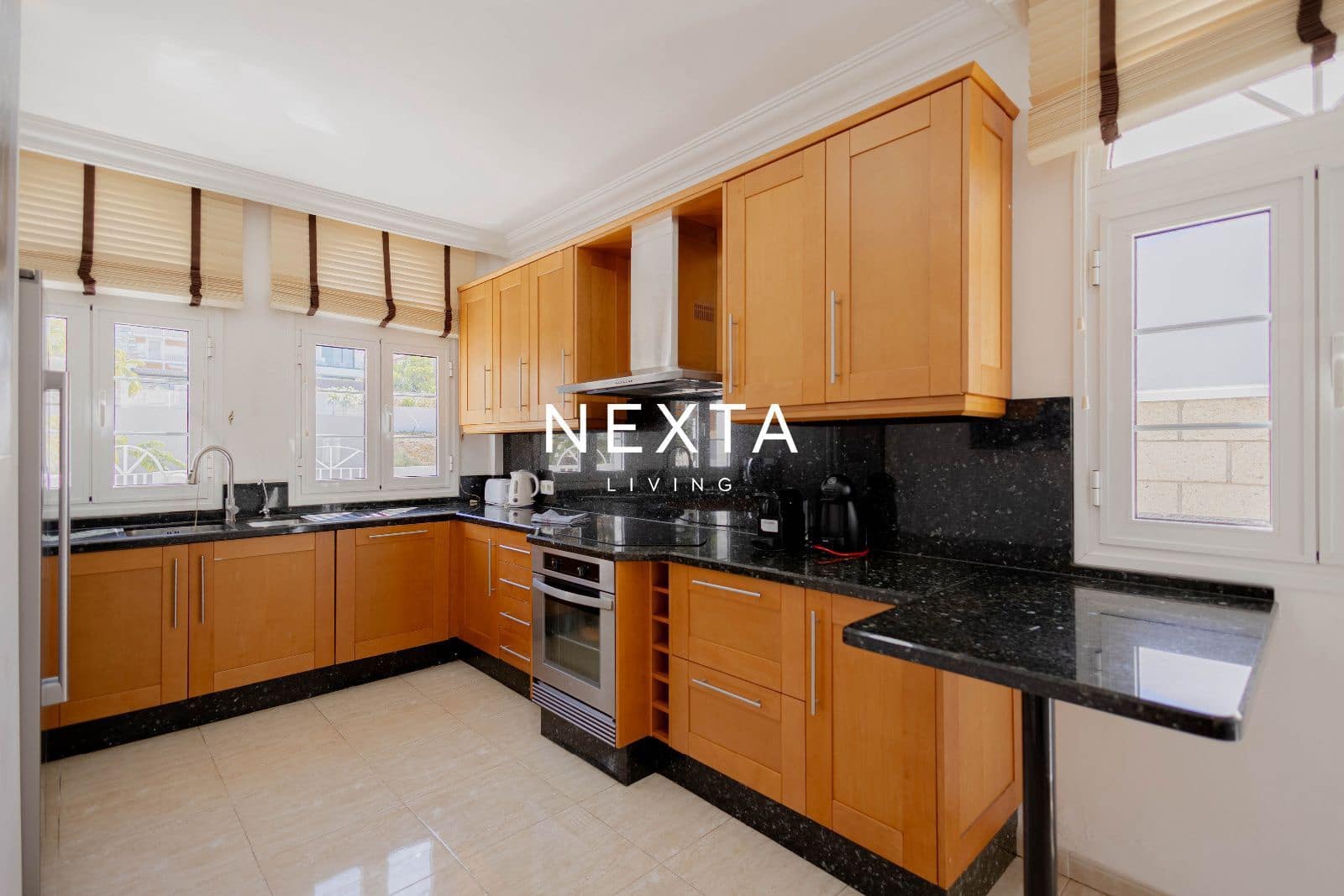 4 bedroom Villa for sale in Playa del Duque with pool garage - € 2,060,000 (Ref: 9867904)