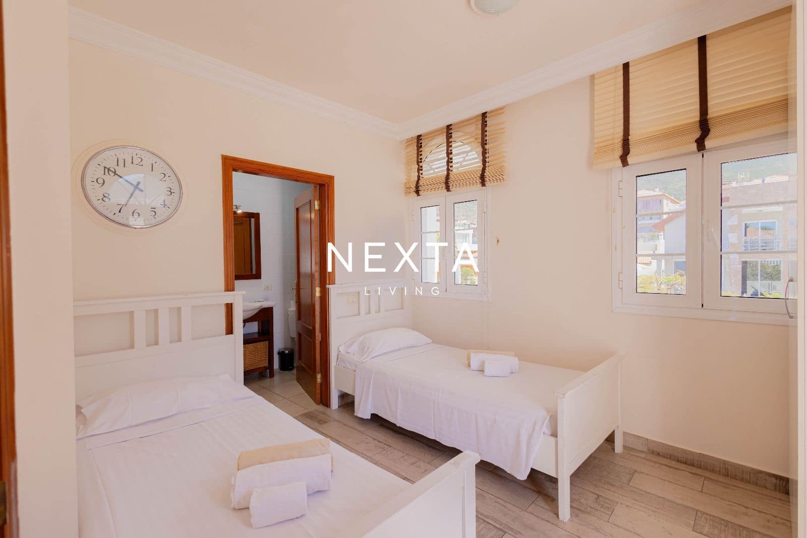 4 bedroom Villa for sale in Playa del Duque with pool garage - € 2,060,000 (Ref: 9867904)