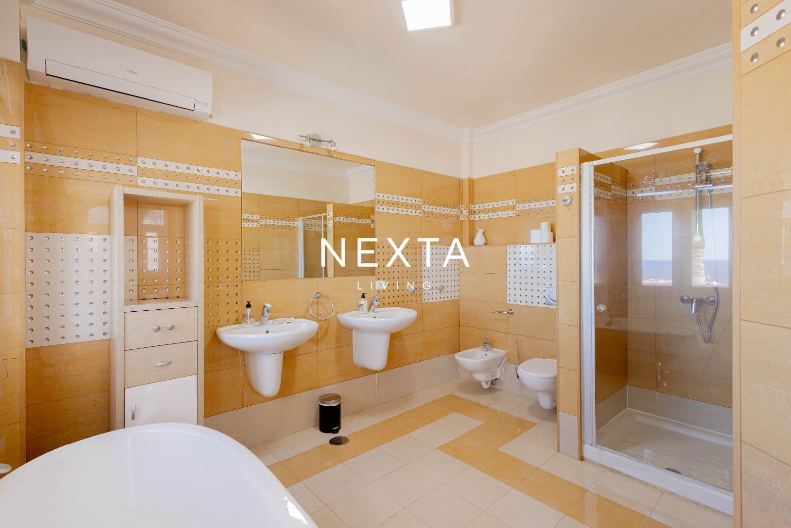 4 bedroom Villa for sale in Playa del Duque with pool garage - € 2,060,000 (Ref: 9867904)