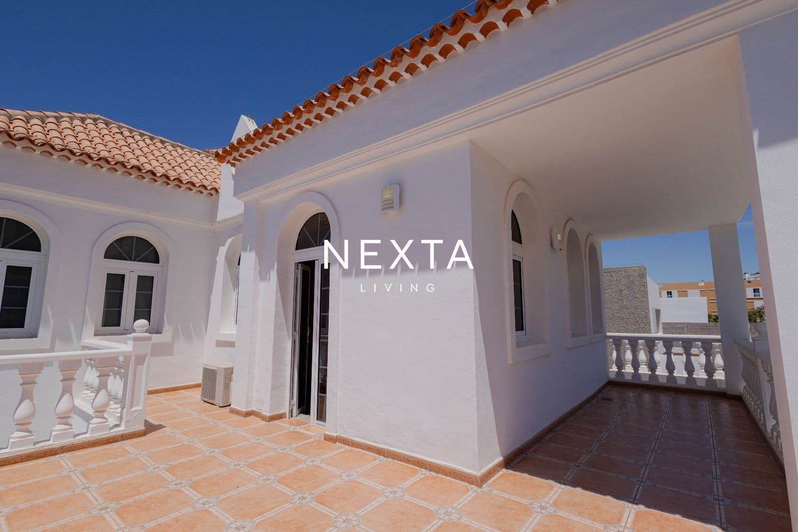 4 bedroom Villa for sale in Playa del Duque with pool garage - € 2,060,000 (Ref: 9867904)