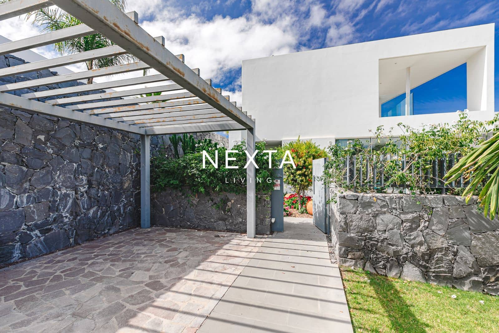 3 bedroom Villa for sale in Guia de Isora with pool garage - € 1,699,000 (Ref: 9867955)