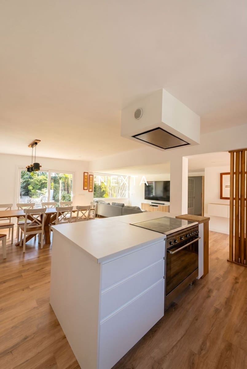 5 bedroom Villa for sale in Santa Ursula with pool garage - € 950,000 (Ref: 9921122)