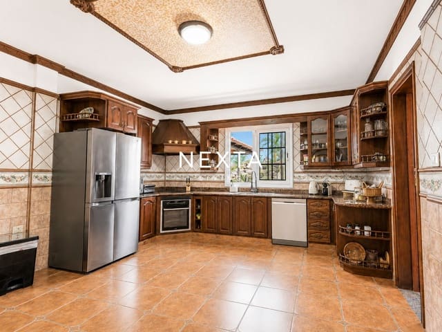 6 chambre Villa/Maison à vendre à Los Menores, Adeje avec piscine garage - 1 180 000 € (Ref: 9921439)
