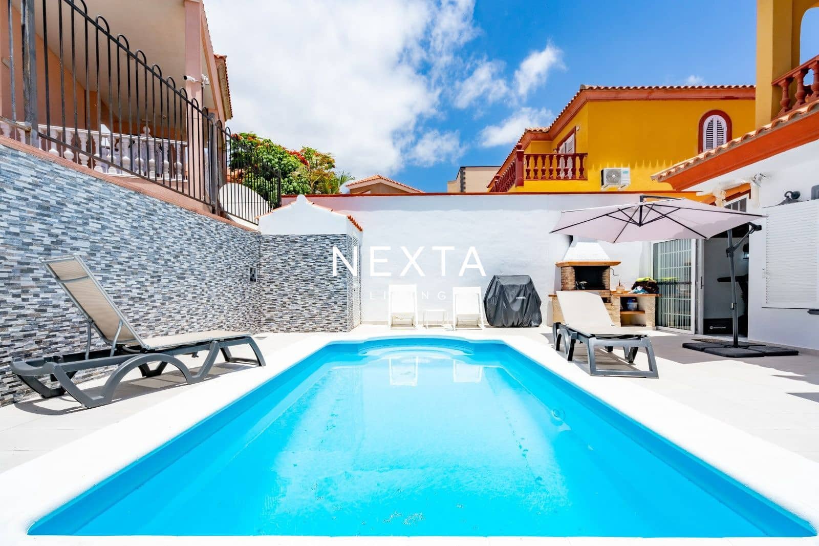 5 bedroom Townhouse for sale in Playa del Duque with pool garage - € 2,310,000 (Ref: 9928513)