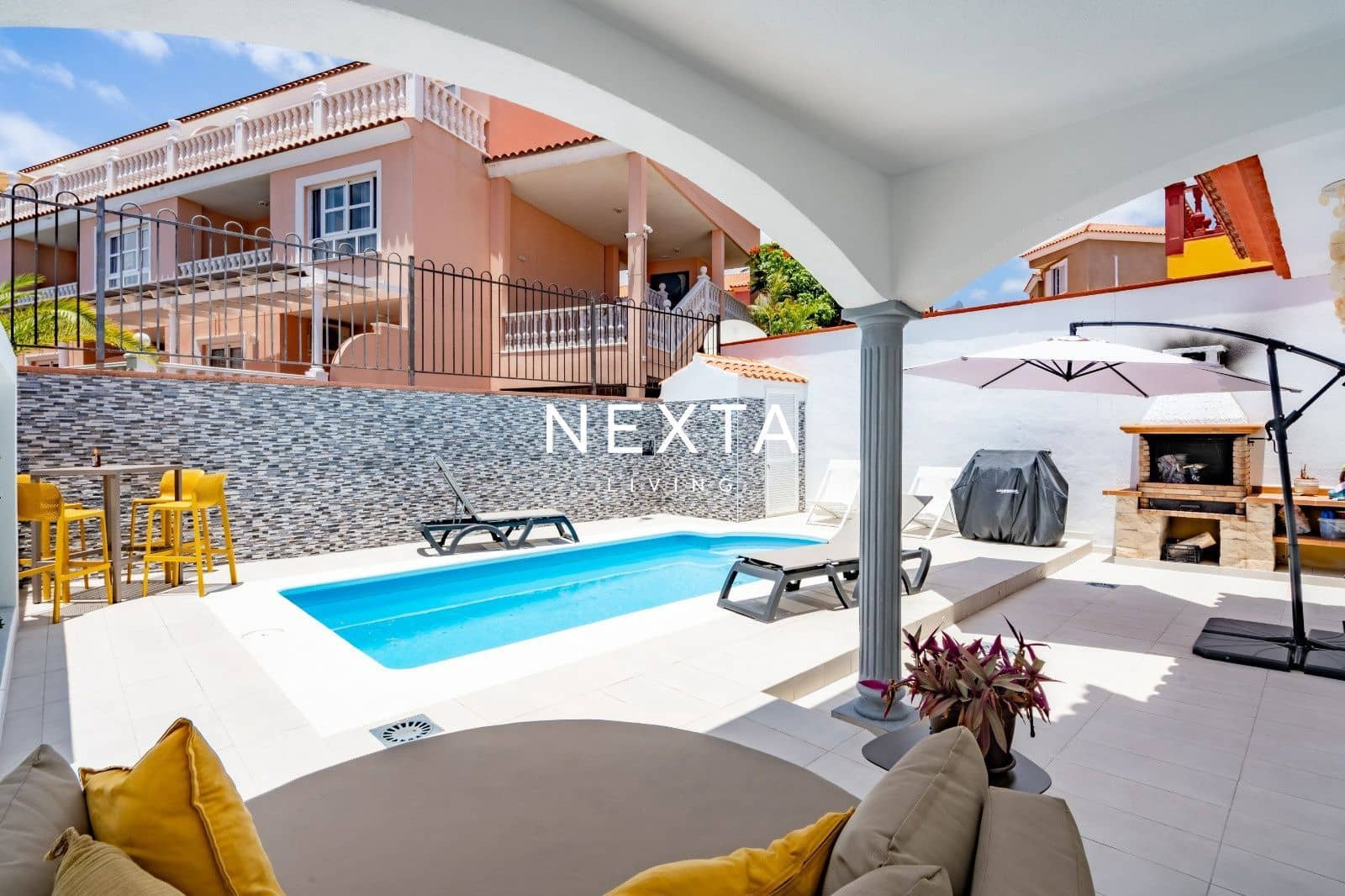 5 bedroom Townhouse for sale in Playa del Duque with pool garage - € 2,310,000 (Ref: 9928513)