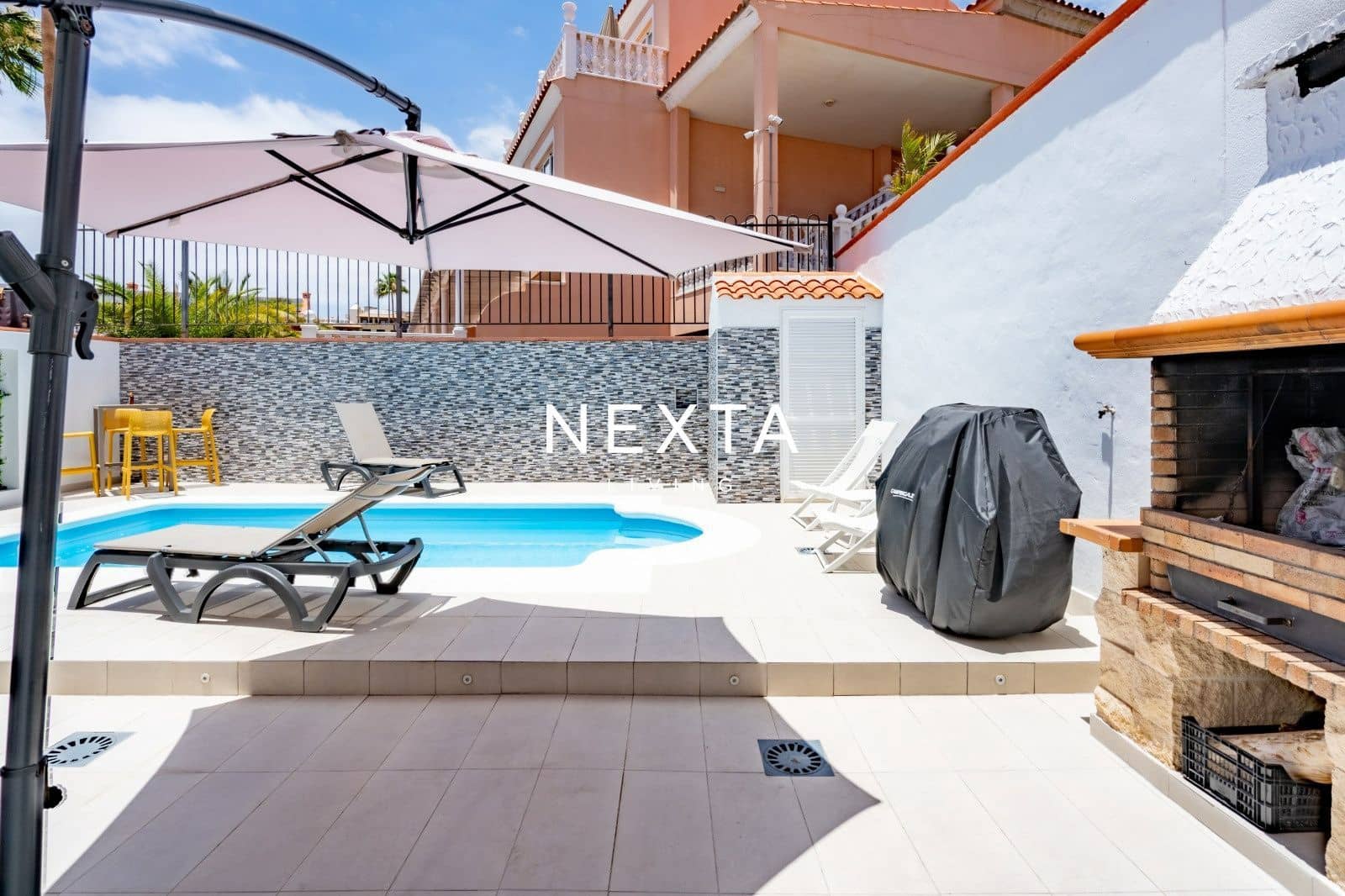 5 bedroom Townhouse for sale in Playa del Duque with pool garage - € 2,310,000 (Ref: 9928513)