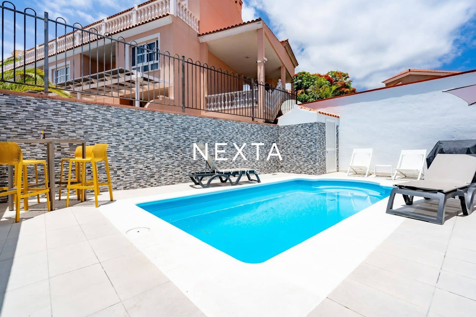 5 bedroom Townhouse for sale in Playa del Duque with pool garage - € 2,310,000 (Ref: 9928513)