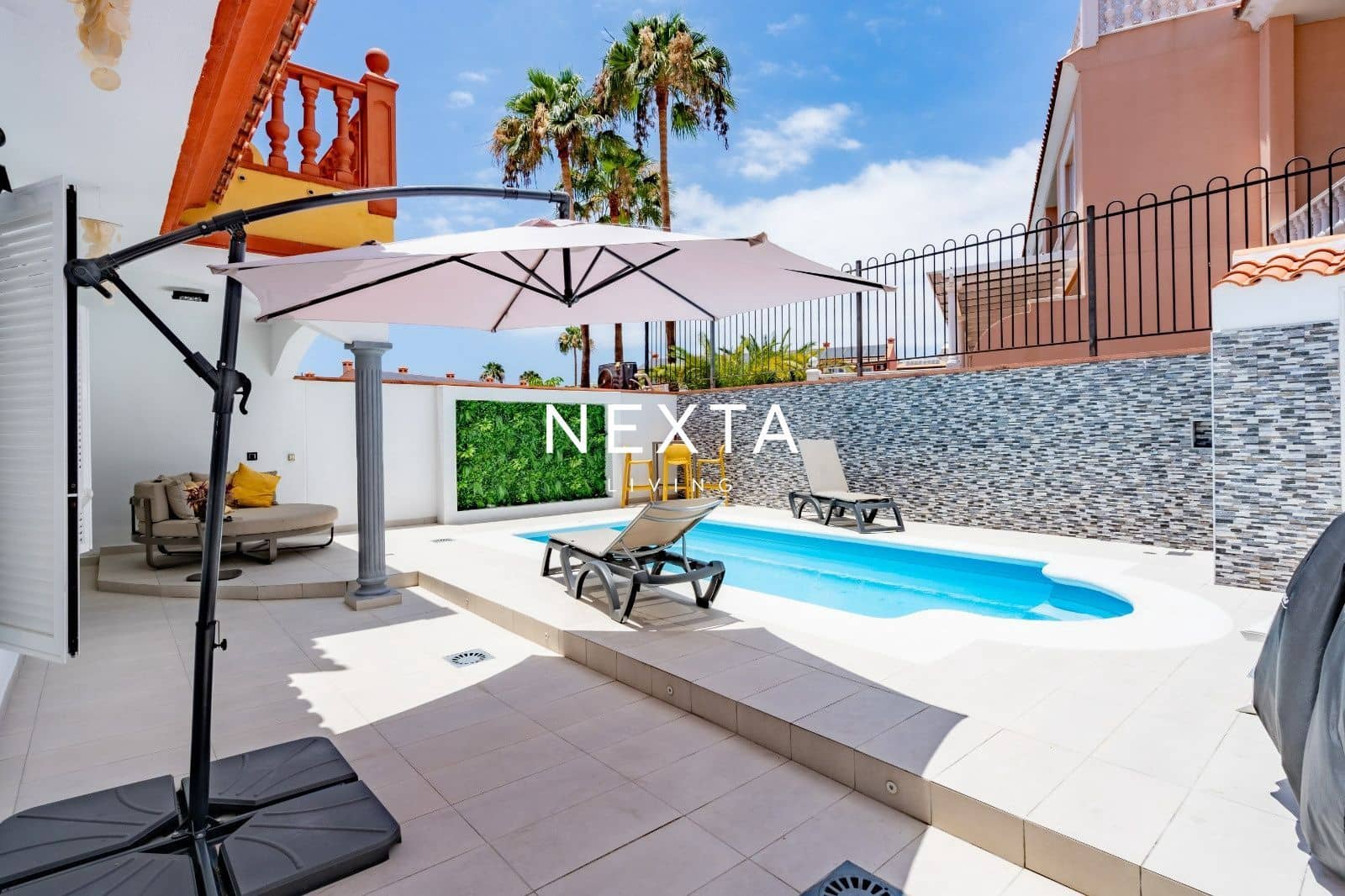 5 bedroom Townhouse for sale in Playa del Duque with pool garage - € 2,310,000 (Ref: 9928513)