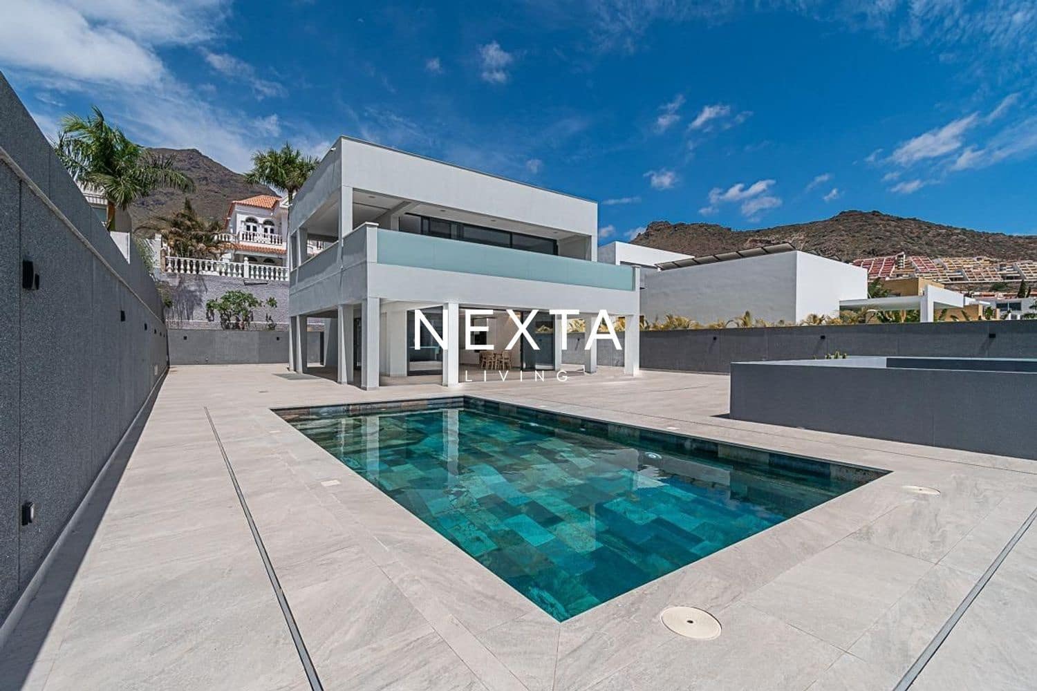 4 sovrum Villa till salu i Costa Adeje med pool garage - 1 800 000 € (Ref: 9992011)