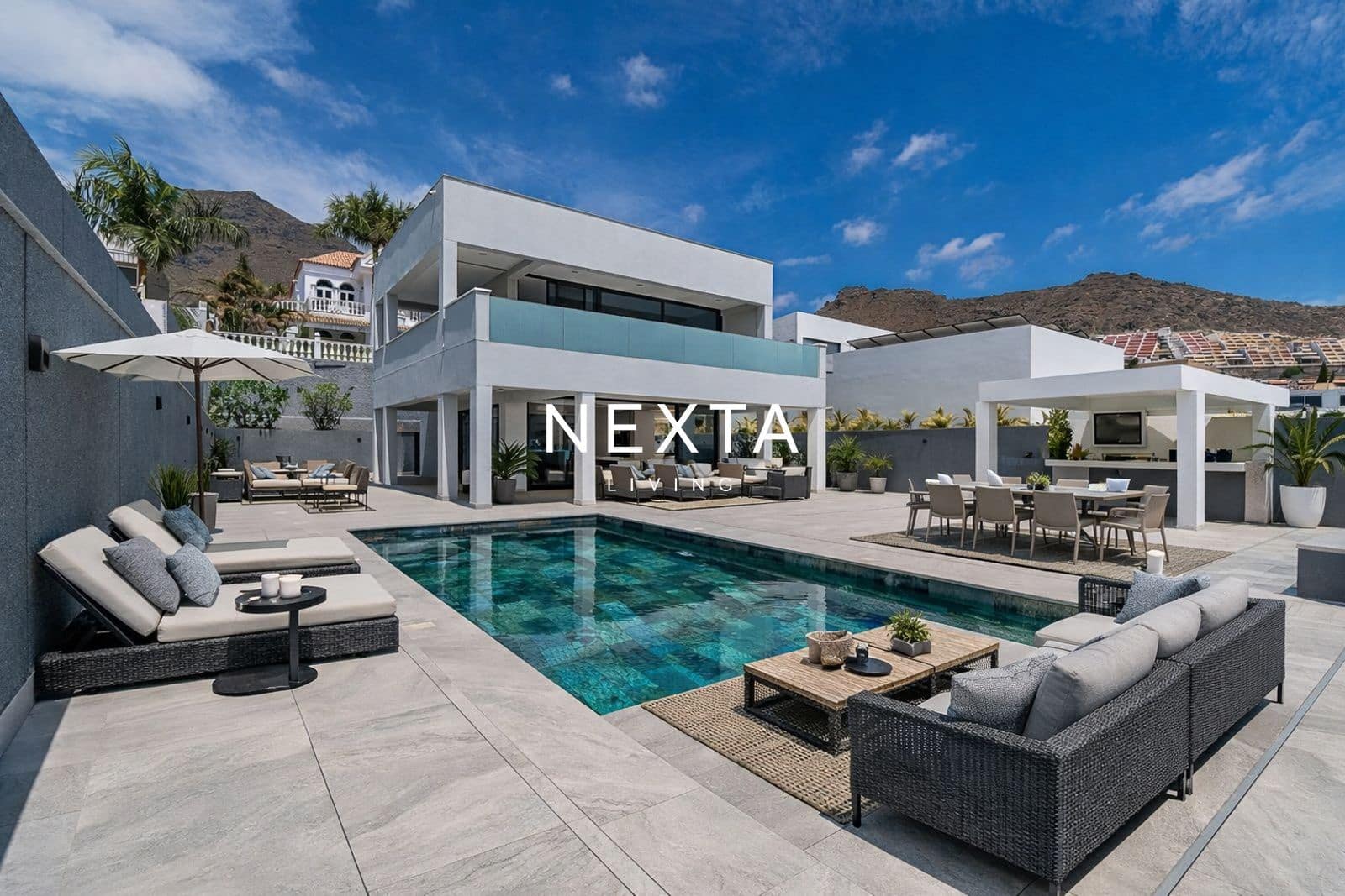 4 sovrum Villa till salu i Costa Adeje med pool garage - 1 800 000 € (Ref: 9992011)