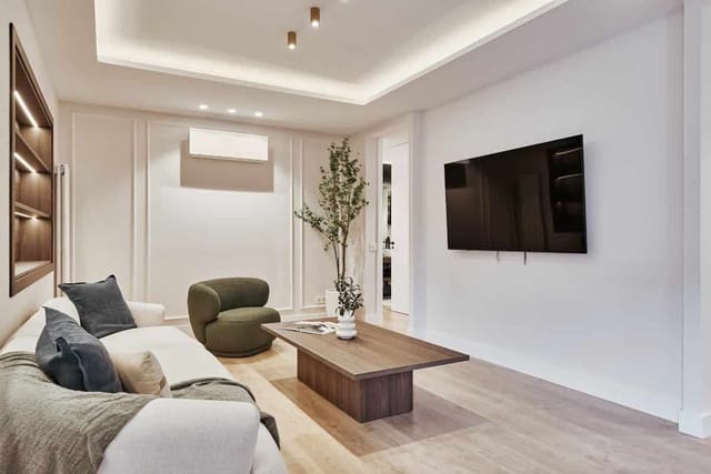 3 soveværelse Lejlighed til salg i Almagro, Madrid by - € 2.099.000 (Ref: 9726236)