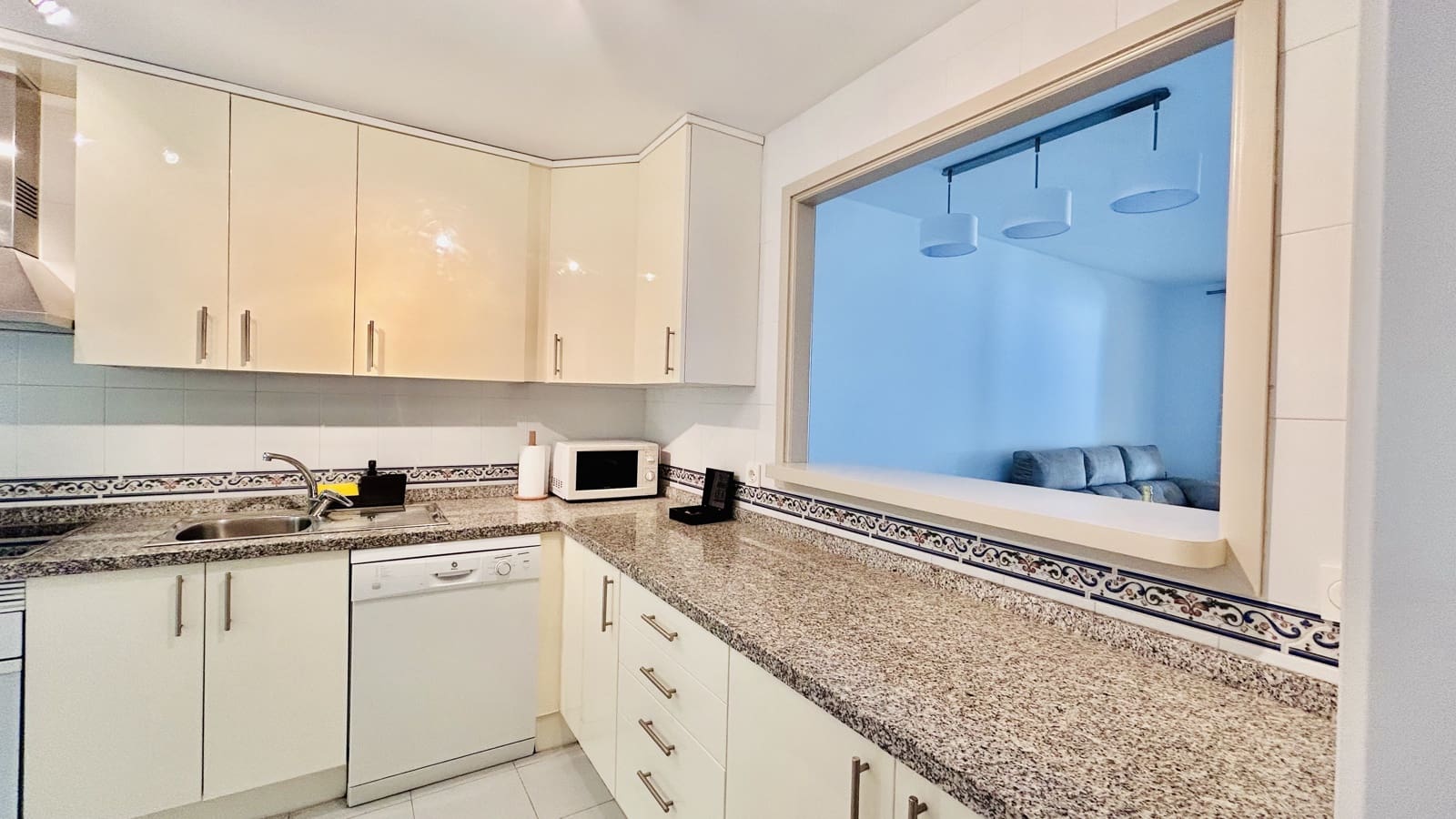 2 bedroom Apartment for sale in La Duquesa / Puerto de la Duquesa with pool garage - € 295,000 (Ref: 9496684)