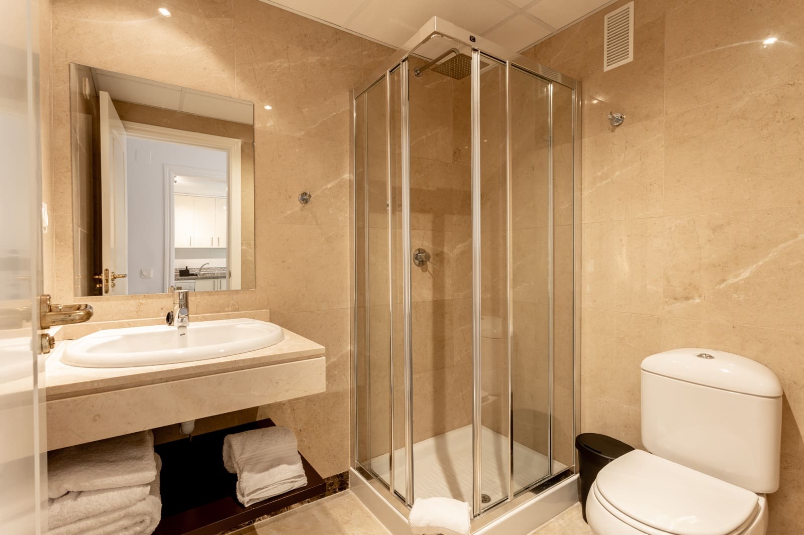 2 bedroom Apartment for sale in La Duquesa / Puerto de la Duquesa with pool garage - € 295,000 (Ref: 9496684)