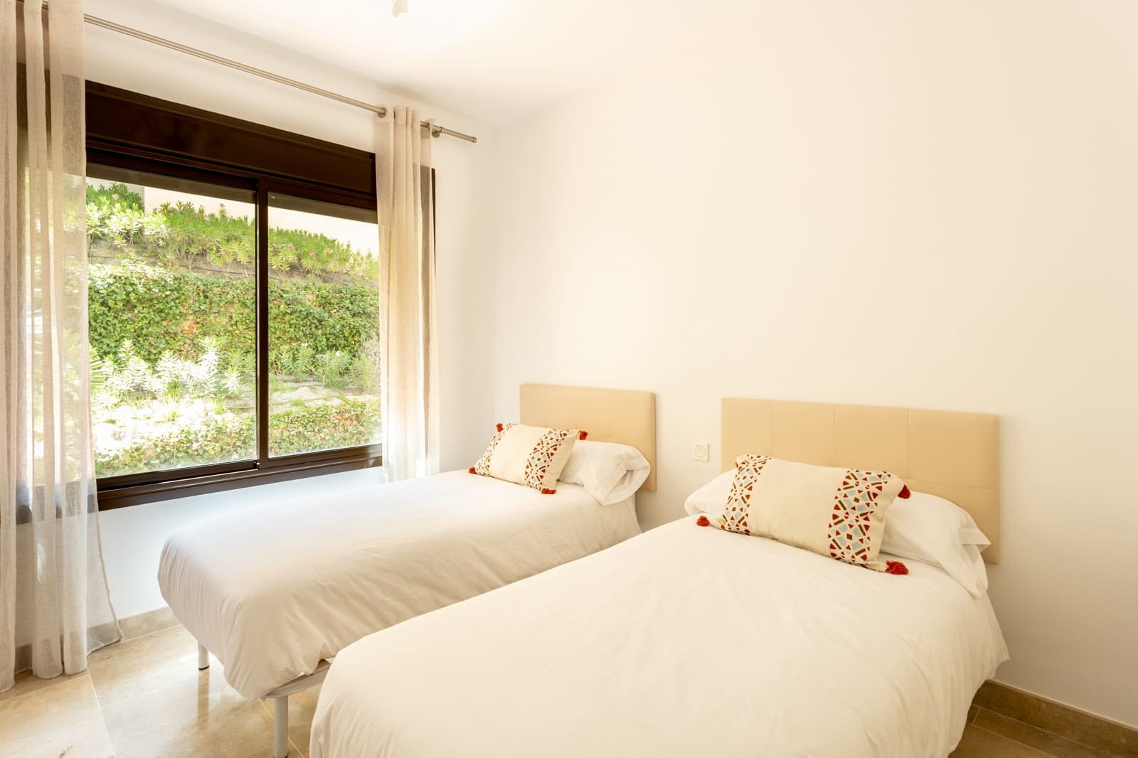 2 bedroom Apartment for sale in La Duquesa / Puerto de la Duquesa with pool garage - € 295,000 (Ref: 9496684)