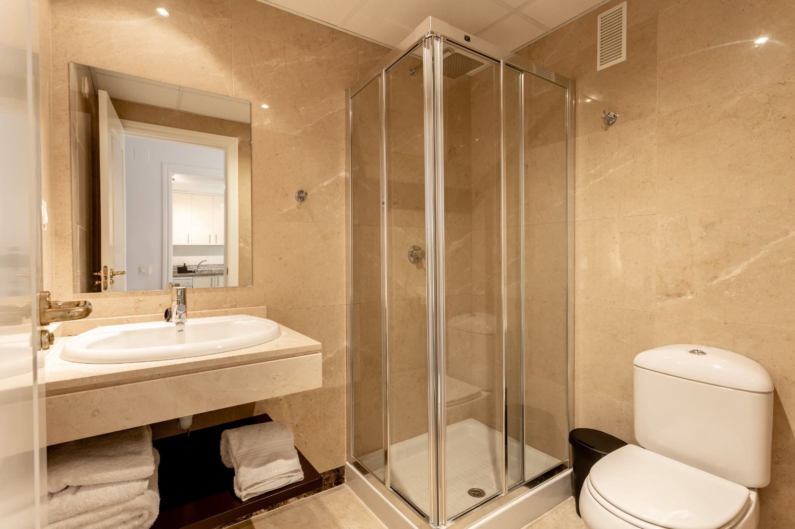 Apartamento de 2 habitaciones en La Duquesa / Puerto de la Duquesa en venta con piscina garaje - 274.900 € (Ref: 9496684)