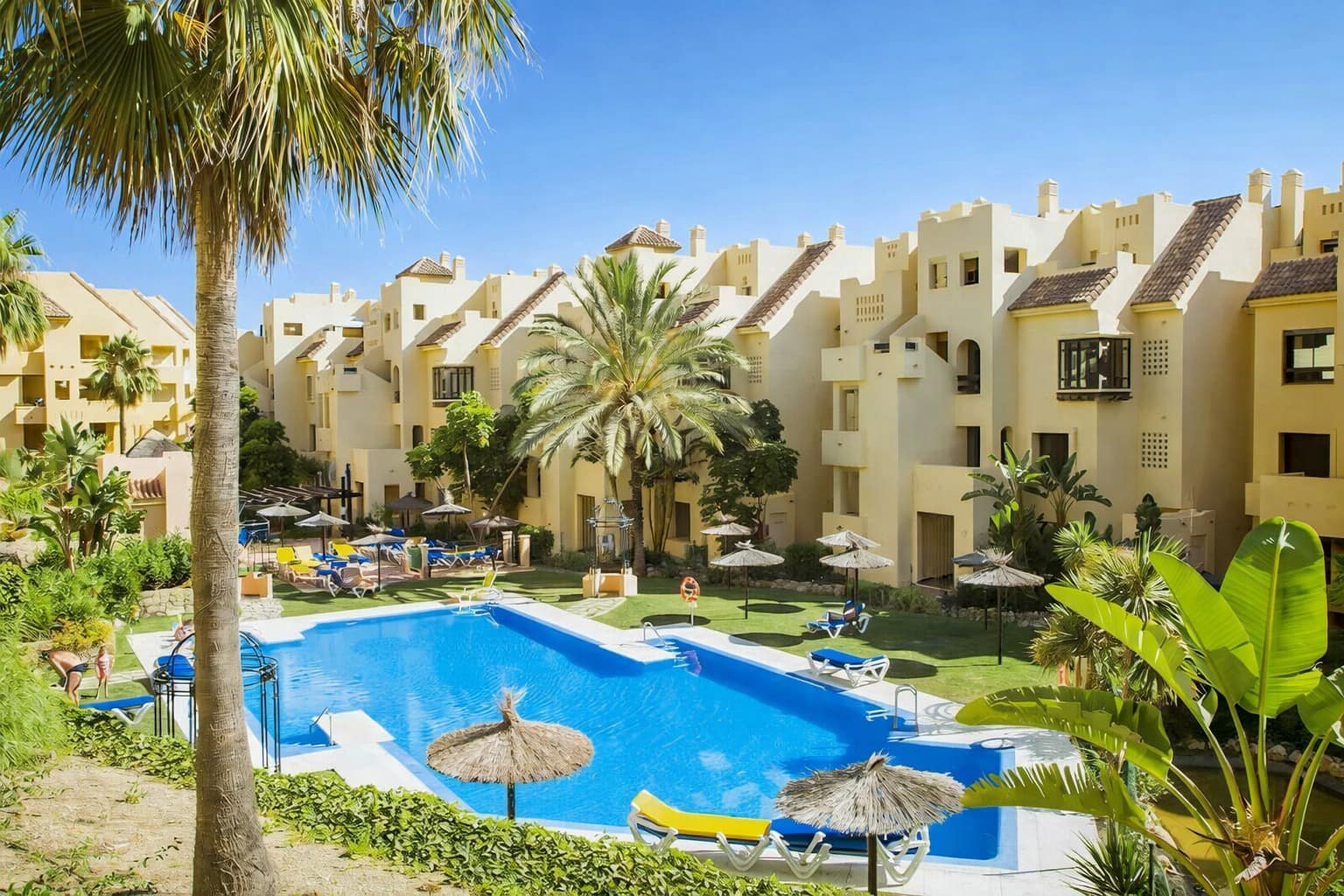 Apartamento de 2 habitaciones en La Duquesa / Puerto de la Duquesa en venta con piscina garaje - 274.900 € (Ref: 9496684)