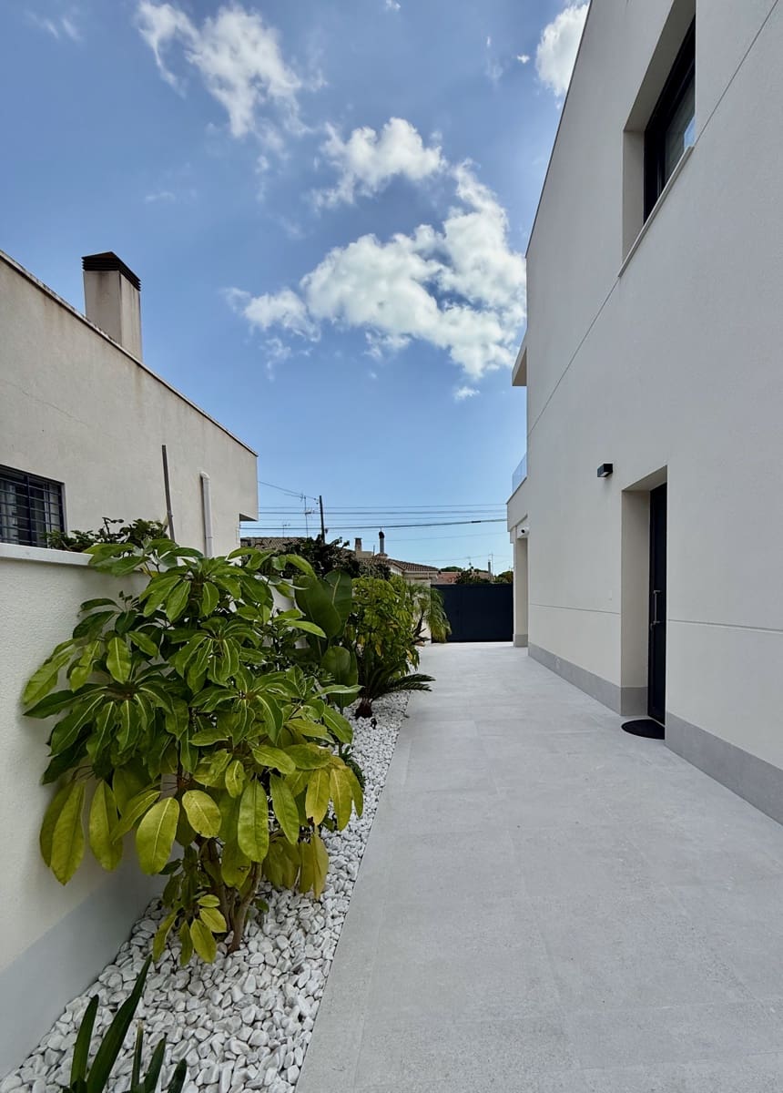 Chalet de 4 habitaciones en Guardamar del Segura en venta con piscina - 660.000 € (Ref: 9500164)