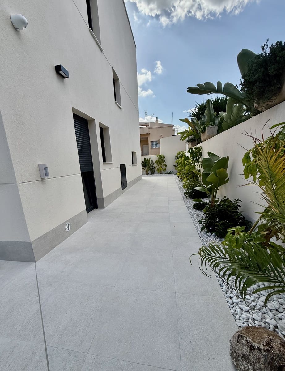 Chalet de 4 habitaciones en Guardamar del Segura en venta con piscina - 660.000 € (Ref: 9500164)