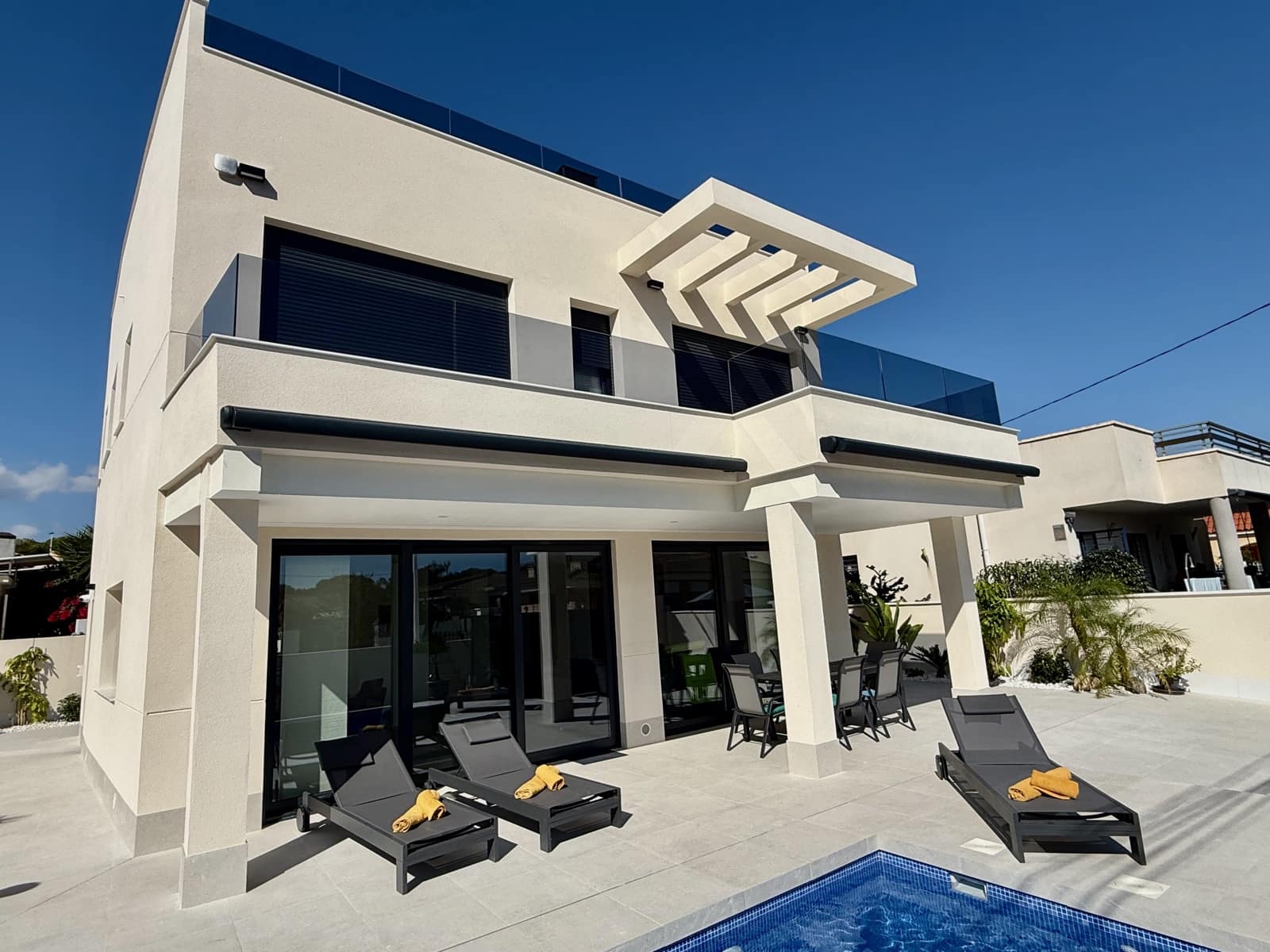 Chalet de 4 habitaciones en Guardamar del Segura en venta con piscina - 660.000 € (Ref: 9500164)