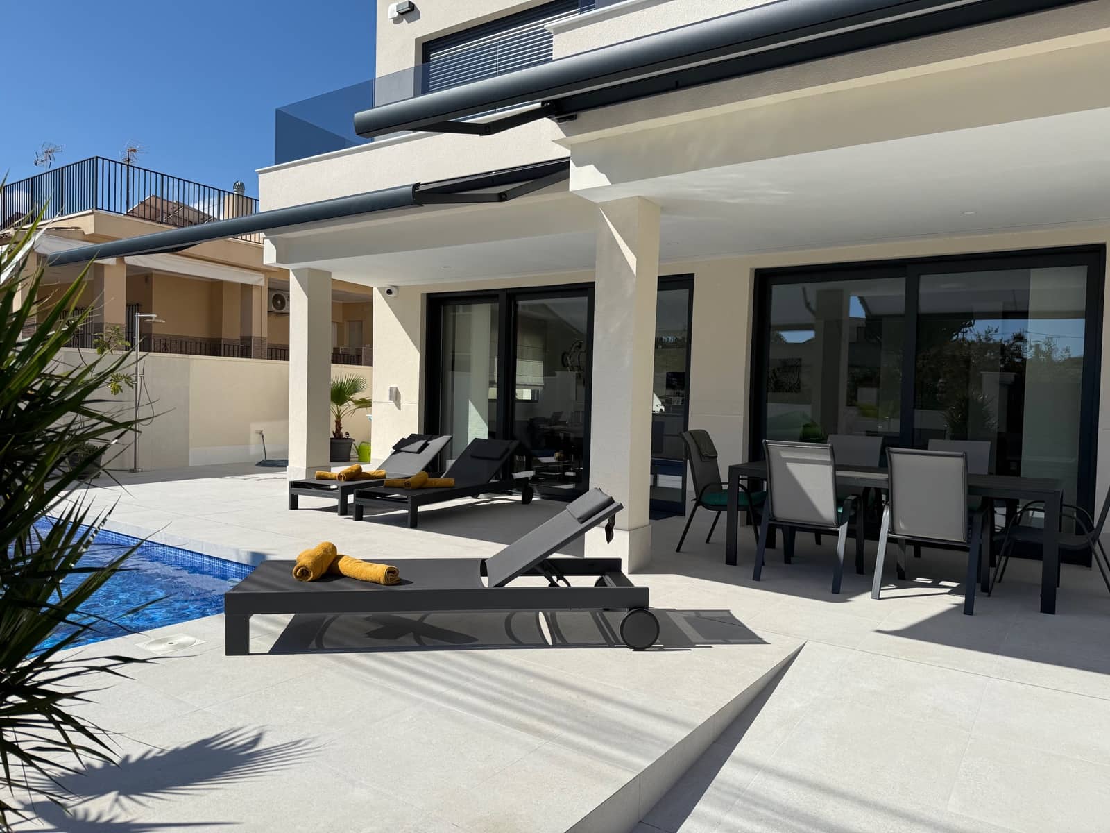 Chalet de 4 habitaciones en Guardamar del Segura en venta con piscina - 660.000 € (Ref: 9500164)