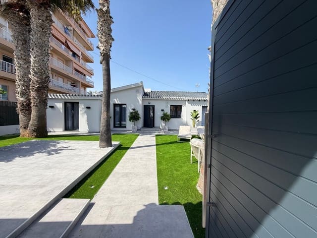 4 Zimmer Villa zu verkaufen in Punta Prima, Torrevieja mit Pool - 749.000 € (Ref: 10024279)