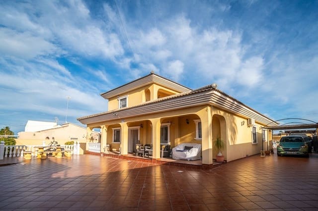 6 soverom Villa til salgs i Centro, Torrevieja med svømmebasseng garasje - € 580 000 (Ref: 10032162)